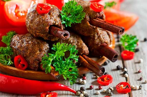 Meat curves with spices and vegetables are an example of proper nutrition